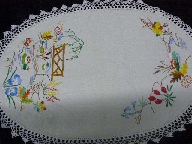 VINTAGE COTTON EMBROIDERED DOILIE