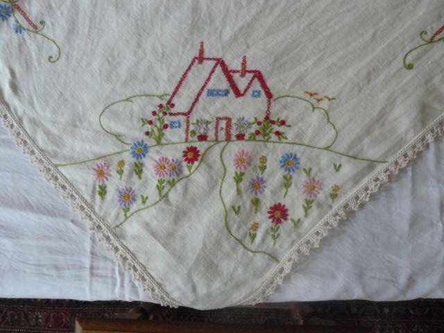 VINTAGE EMBROIDERED COTTON TABLE CLOTH WITH HAND CROCHETED COTTON BORDER JUST NEEDS IRONED