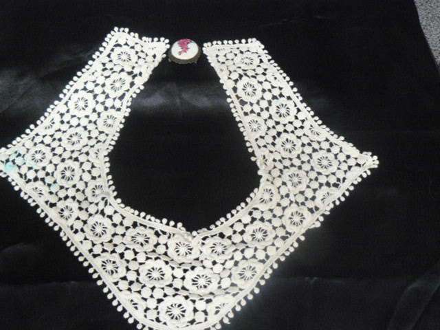 HAND CROCHETED VINTAGE COLER WITH EMBROIDERED BROOCH
