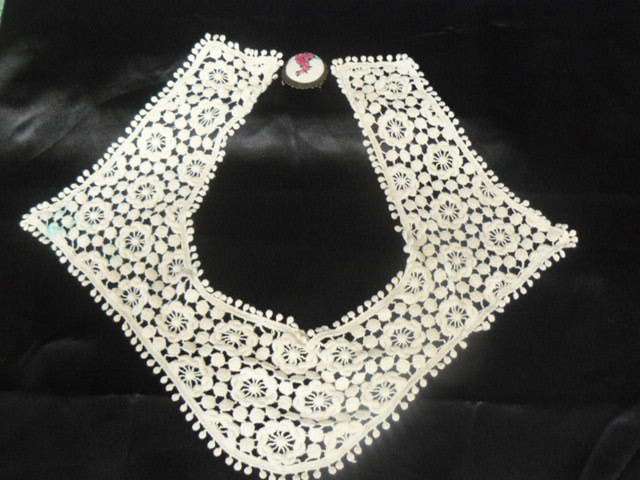 HAND CROCHETED VINTAGE COLER WITH EMBROIDERED BROOCH