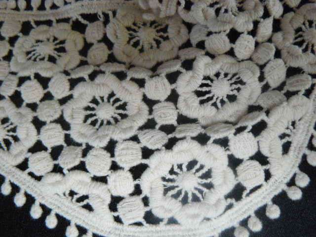 HAND CROCHETED VINTAGE COLER WITH EMBROIDERED BROOCH