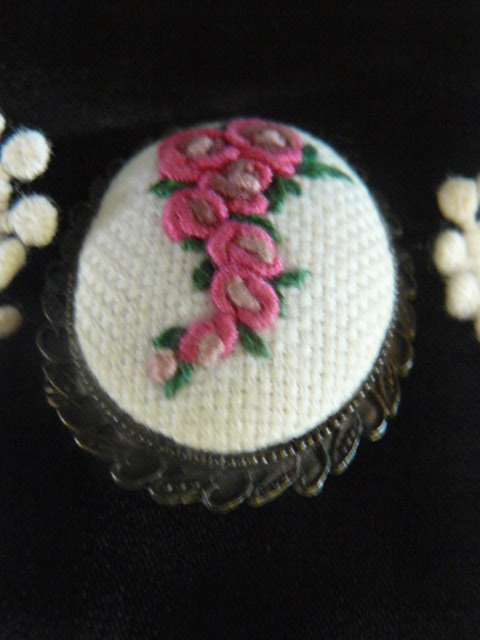 HAND CROCHETED VINTAGE COLER WITH EMBROIDERED BROOCH