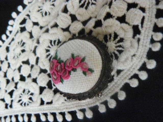 HAND CROCHETED VINTAGE COLER WITH EMBROIDERED BROOCH