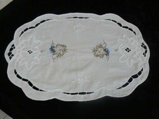 EMBROIDERED LINENTRAY CLOTH