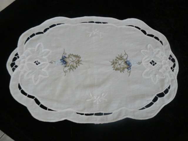 EMBROIDERED LINENTRAY CLOTH