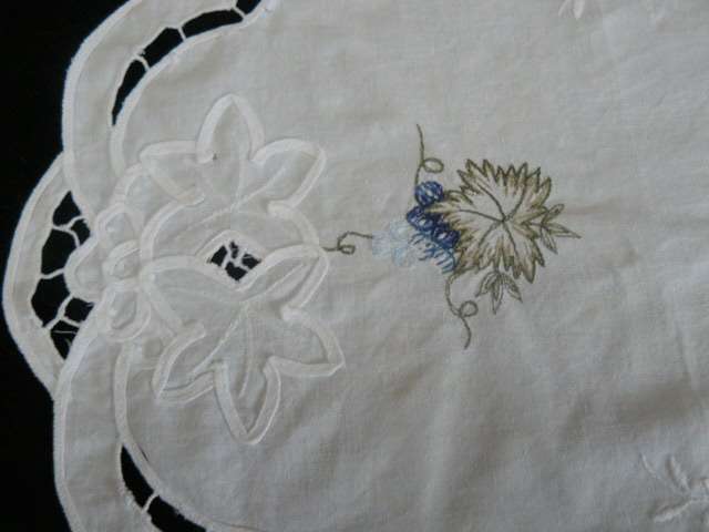 EMBROIDERED LINENTRAY CLOTH
