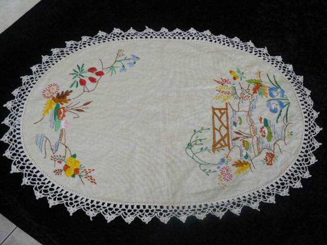 VINTAGE HAND EMBROIDERED TRAY CLOTH WITH HAMD CROCHETER EDGR