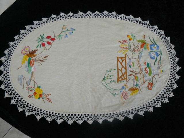 VINTAGE HAND EMBROIDERED TRAY CLOTH WITH HAMD CROCHETER EDGR