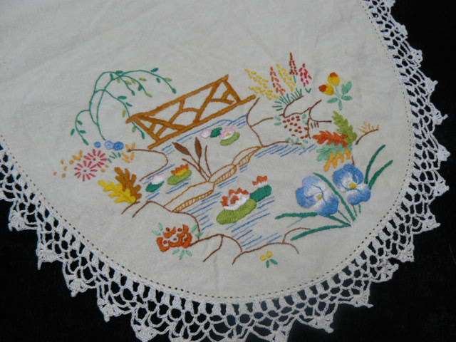 VINTAGE HAND EMBROIDERED TRAY CLOTH WITH HAMD CROCHETER EDGR