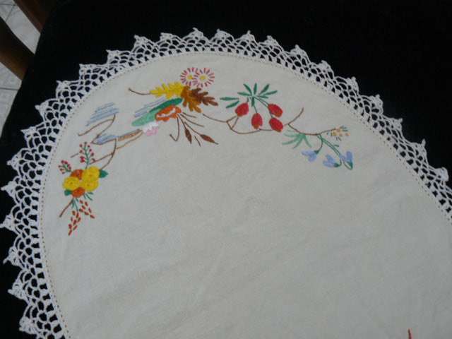 VINTAGE HAND EMBROIDERED TRAY CLOTH WITH HAMD CROCHETER EDGR