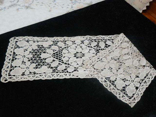 TABLE RUNNER HAND CROCHETED WITH VINTAGE COTTON