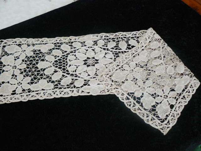 TABLE RUNNER HAND CROCHETED WITH VINTAGE COTTON