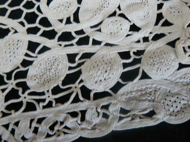 TABLE RUNNER HAND CROCHETED WITH VINTAGE COTTON