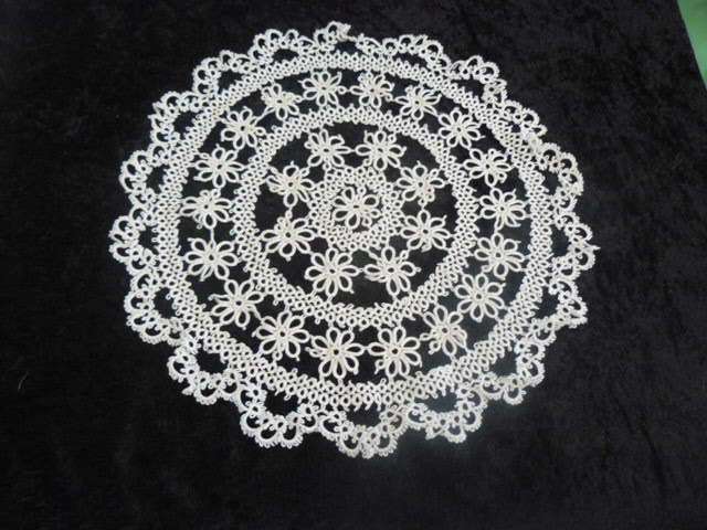 VINTAGE COTTON TATTING DOILIE STUNNING