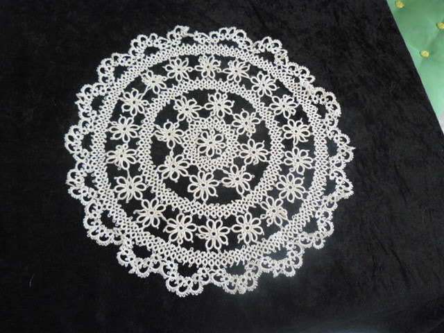 VINTAGE COTTON TATTING DOILIE STUNNING