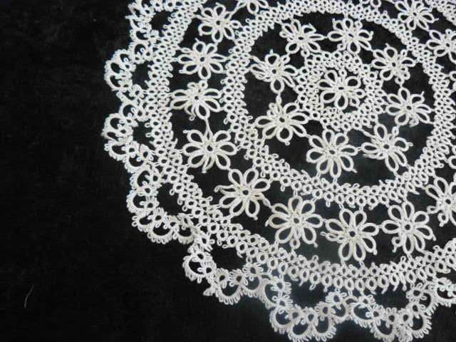 VINTAGE COTTON TATTING DOILIE STUNNING