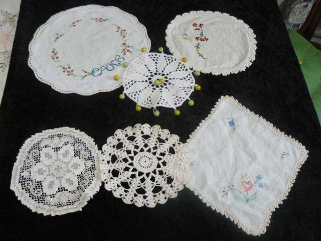 VARIOUS DOILIES LOT