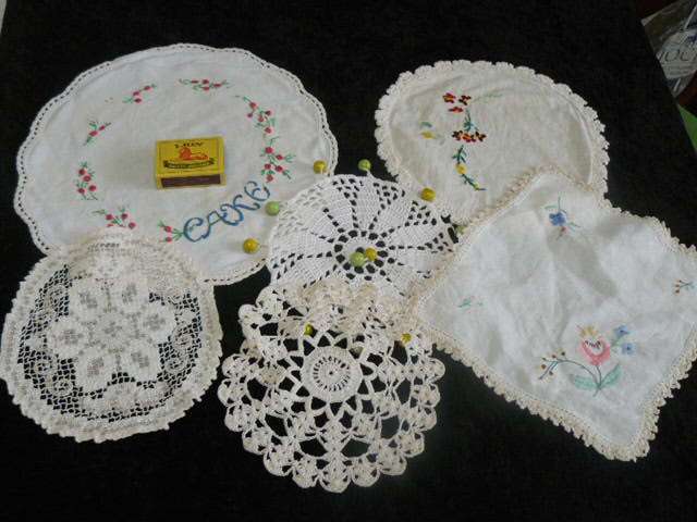 VARIOUS DOILIES LOT