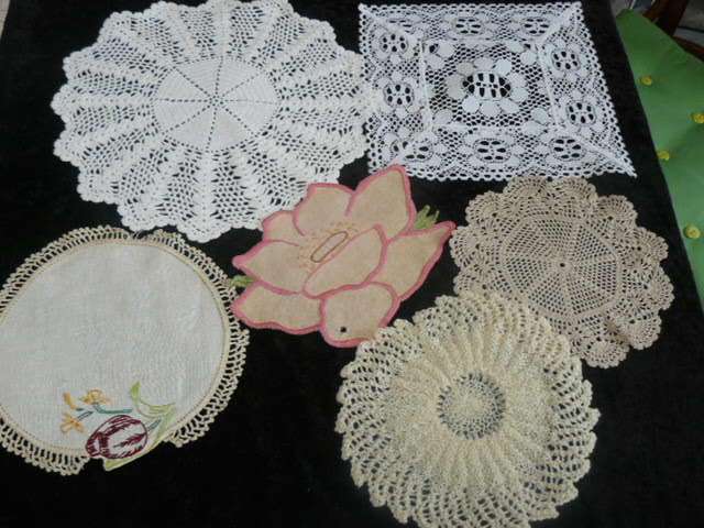 VARIOUS DOILIES LOT