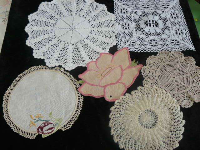 VARIOUS DOILIES LOT