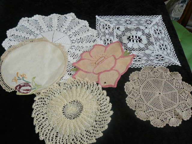 VARIOUS DOILIES LOT