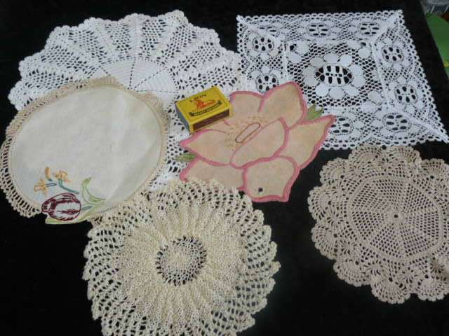VARIOUS DOILIES LOT