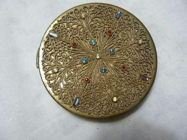 VINTAGE POWDER COMPACT WITH LOVELY STONES ANDAMAZING PATTERN!!!!!!