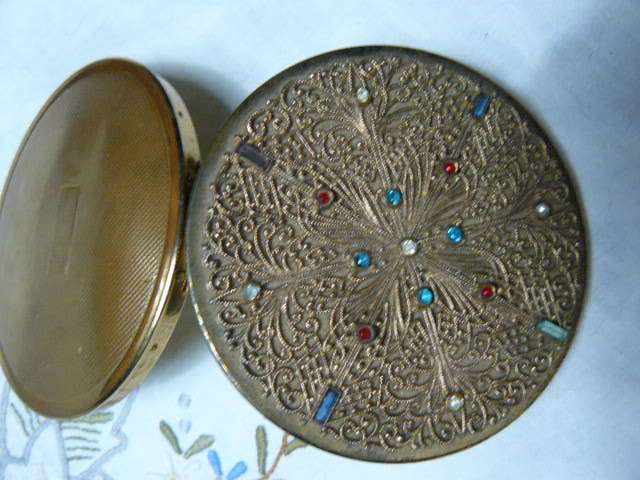 VINTAGE POWDER COMPACT WITH LOVELY STONES ANDAMAZING PATTERN!!!!!!