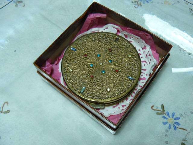 VINTAGE POWDER COMPACT WITH LOVELY STONES ANDAMAZING PATTERN!!!!!!