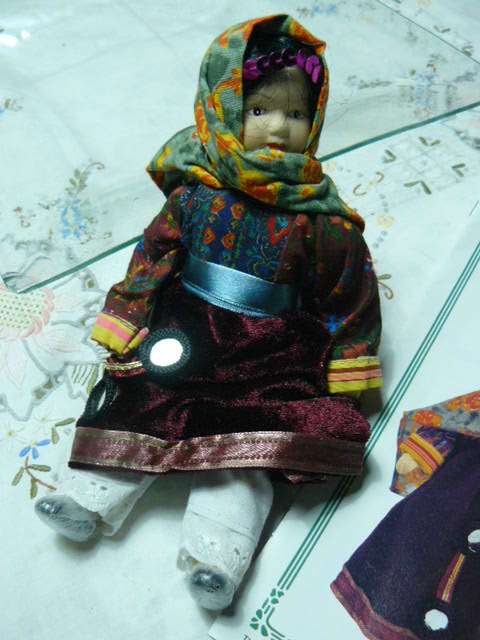 POCELAIN DOLL WITH MAGAZINE COLLECTABLR