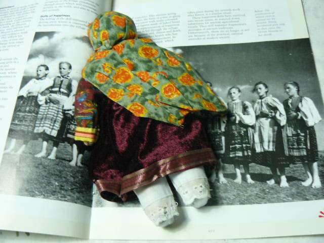 POCELAIN DOLL WITH MAGAZINE COLLECTABLR