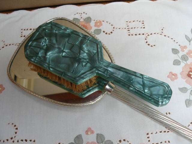 MIRROR AND BRUSH SET