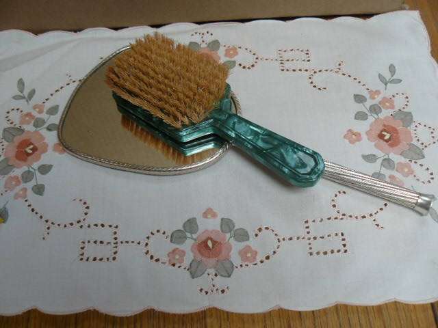 MIRROR AND BRUSH SET
