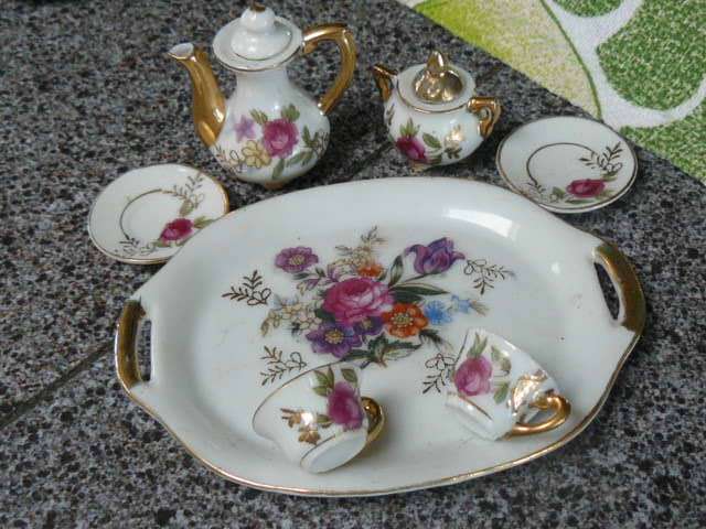 MINIATURE DOLL HOUSE PORCELAIN TEA SET Tooo beautiful