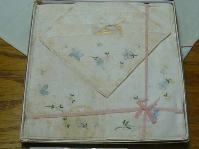 VINTAGE COTTON EMBRODERED HANKIES ORIGINAL BOXEB