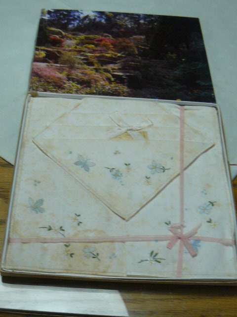 VINTAGE COTTON EMBRODERED HANKIES ORIGINAL BOXEB