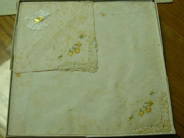 ORIGINAL BOXED VINTAGE COTTON EMBROIDERED HANKIES