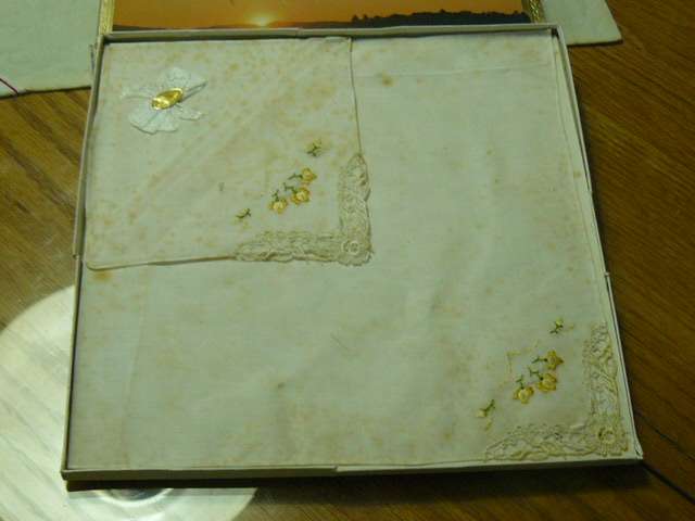 ORIGINAL BOXED VINTAGE COTTON EMBROIDERED HANKIES