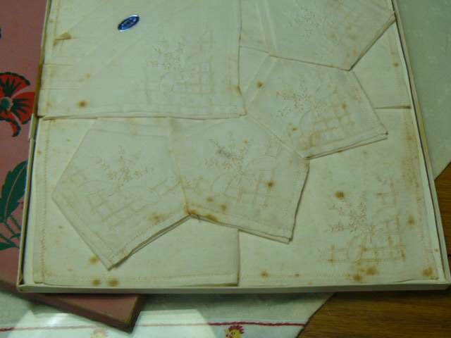 ORIGINAL BOXED VINTAGE COTTON HANKIES EMBRIODERED