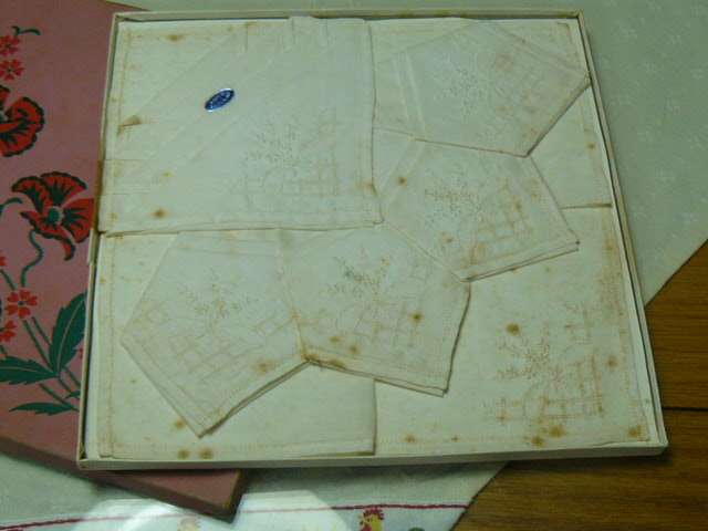 ORIGINAL BOXED VINTAGE COTTON HANKIES EMBRIODERED