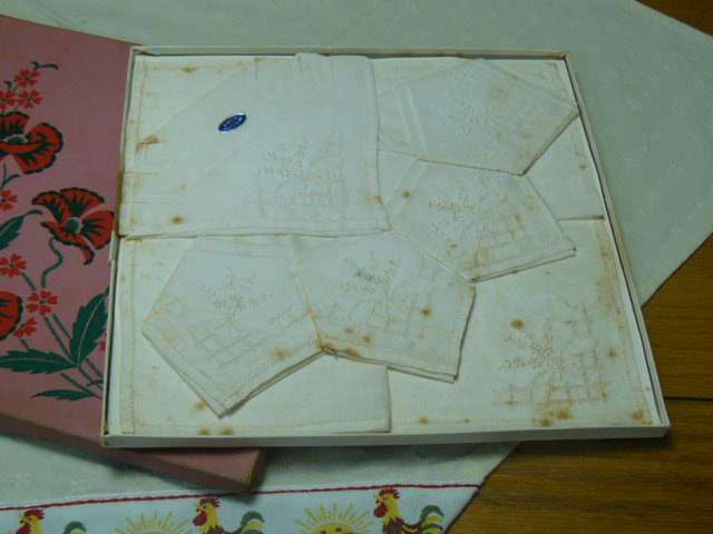ORIGINAL BOXED VINTAGE COTTON HANKIES EMBRIODERED