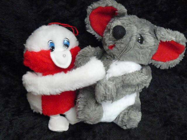 2 SOFT TOYS HUGGING, CAN BE SEPERATED