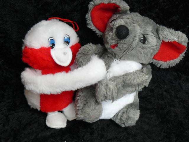 2 SOFT TOYS HUGGING, CAN BE SEPERATED