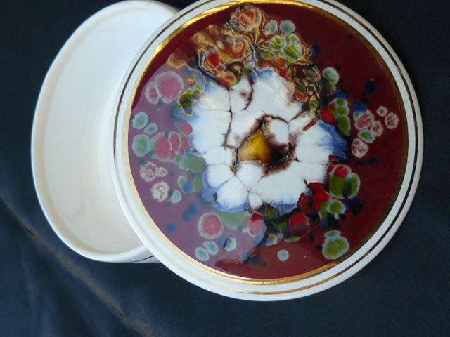 STUNNING  HAND PAINTED PORCELAIN, GLAZED TRINKET BOX