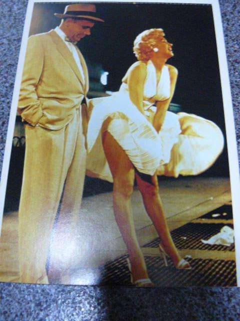 MARILYN MONROE... a post card book 30 PST CARDS IN BOOK FORM 21 CM X 14 CM