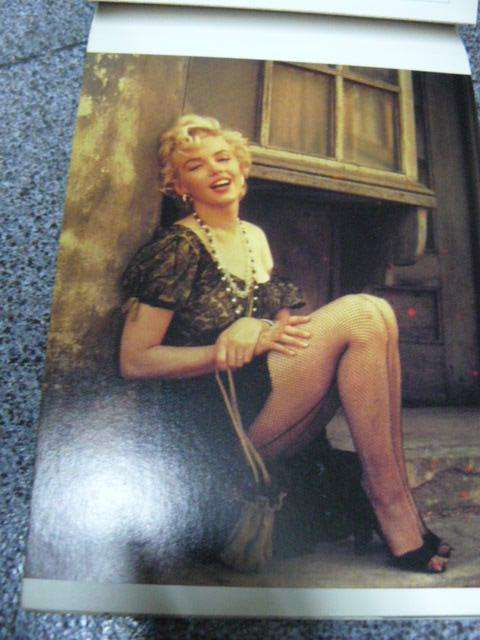 MARILYN MONROE... a post card book 30 PST CARDS IN BOOK FORM 21 CM X 14 CM