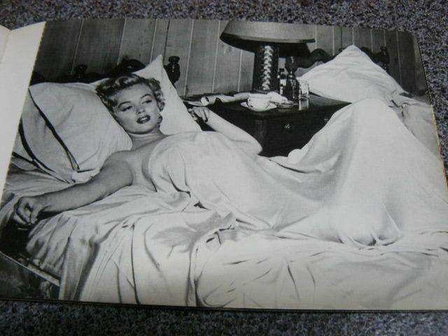 MARILYN MONROE... a post card book 30 PST CARDS IN BOOK FORM 21 CM X 14 CM