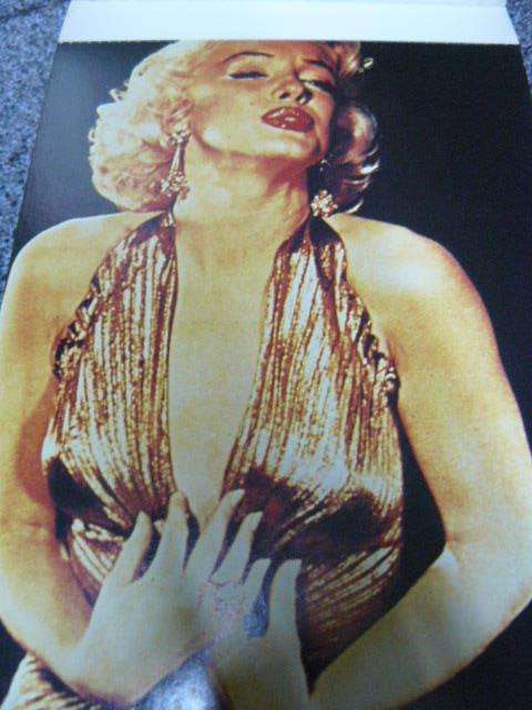 MARILYN MONROE... a post card book 30 PST CARDS IN BOOK FORM 21 CM X 14 CM