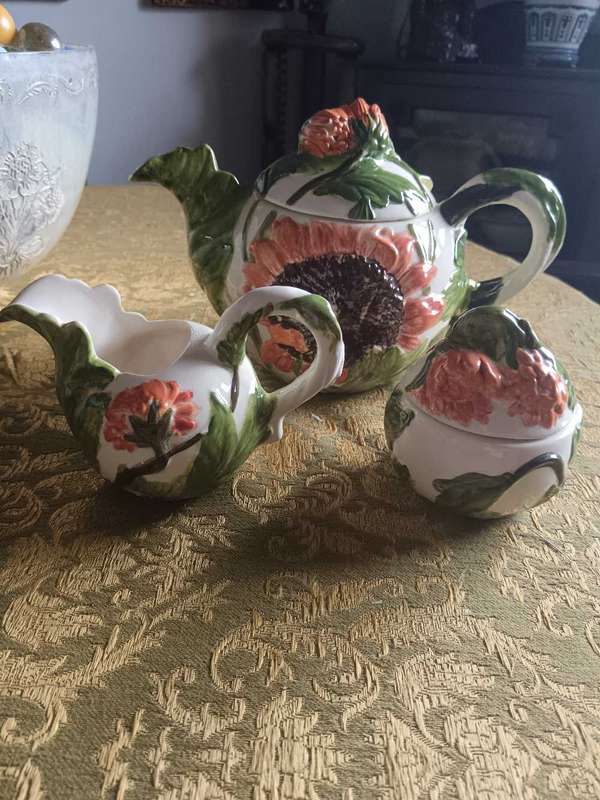 Sunflower Embossed Teaset