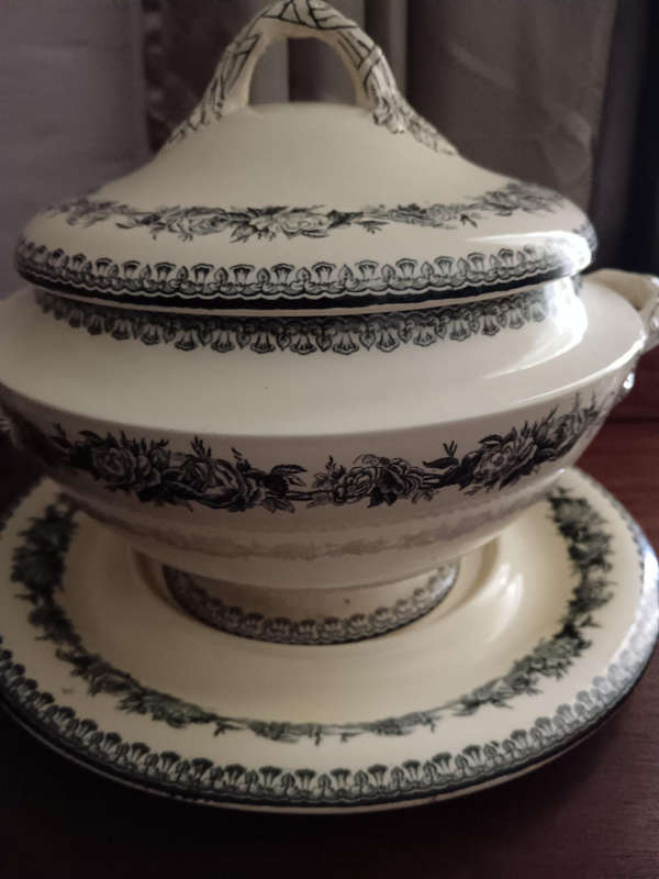 Spode Royal Jasmin Soup Taureen with Underplate